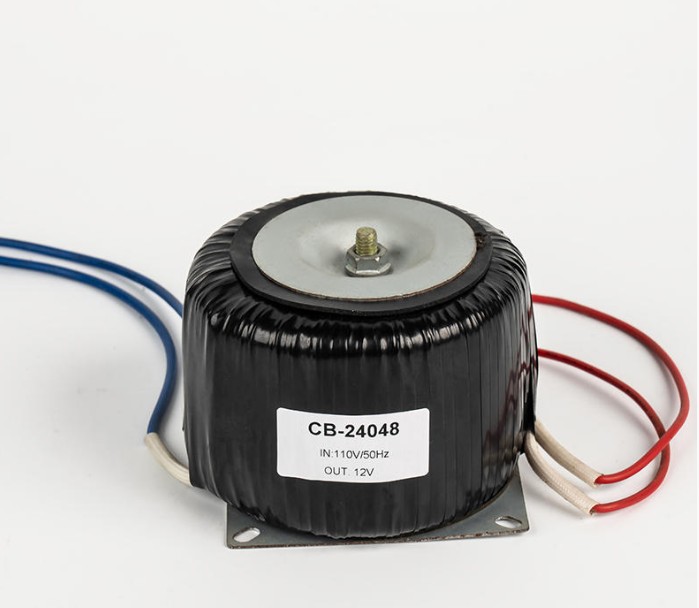 Mengapa trafo toroidal bekerja dengan baik dalam konversi daya yang efisien, kinerja interferensi elektromagnetik, dan berbagai skenario aplikasi?