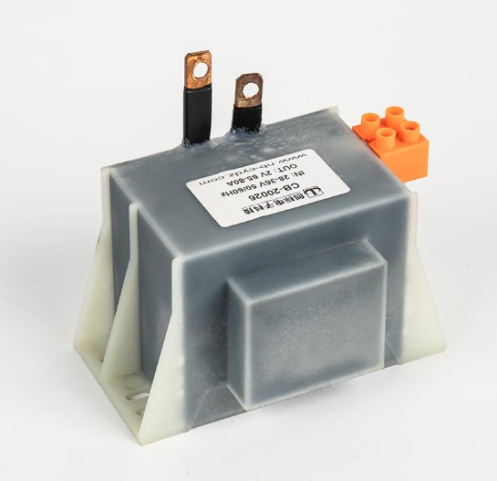 Apa pertimbangan desain utama untuk pembuangan panas pada Transformator Tipe-R untuk lingkungan instalasi dengan kepadatan tinggi?